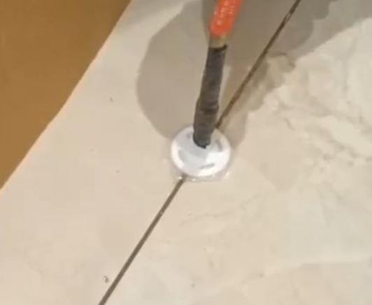 龙马潭瓷砖空鼓维修公司专业解答瓷砖在铺贴过程中，如果没有涂抹均匀到位的粘结材料（如水泥砂浆或瓷砖胶），可能会导致以下问题